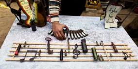 فلسطيني يحوّل مخلفات القنابل والصواريخ الإسرائيلية إلى قطع فنية