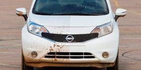 "نيسان" تبتكر سيارة لا تحتاج إلى الغسل (فيديو)