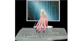 عشر سنوات سجن عقوبة قراصنة الإنترنت في السعودية حسب القانون الجديد