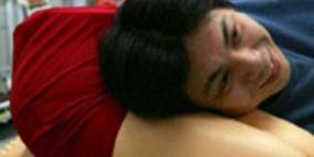 وسادة يابانية على شكل ركبتى امرأة للتغلب على الحنين للأم والوحدة