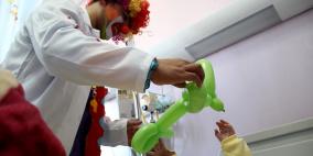 بابا نويل والمهرج عمو مهند يوزعون هدايا الميلاد المجيد في مجمع فلسطين الطبي