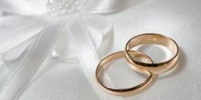 عروس "مقعدة" تفاجئ الضيوف وتسير إلى زوجها