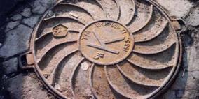 هاتف جوال يسقط في فتحة صرف صحي ويودي بحياة شخصين