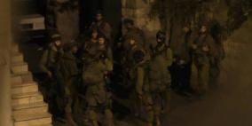 آلية اسرائيلية تدهس شابين وتصيبهما بجروح بالغة في الخليل