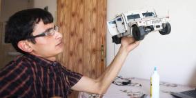 خليل العواودة جوهرة في التصميم بانتظار مؤسسات ترعاه