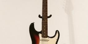 بيع غيتار لبوب ديلان في مزاد بنحو مليون دولار