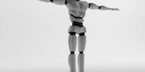 أول رجل آلي يتكلم ويتنفس وله قلب ينبض