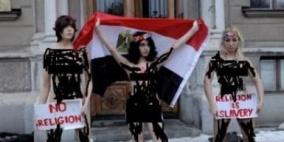 مصر : معارضة للدستور ولمرسي تتظاهر عارية تماما
