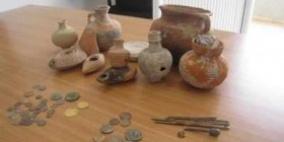 ضبط 300 قطعة أثرية في الخليل