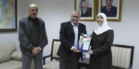 اللواء اكرم الرجوب محافظ محافظة نابلس يكرم المعلمة فداء زعتر