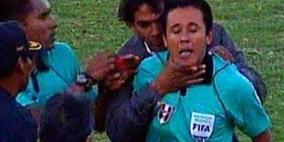 مدرب غاضب "يخنق" حكماً ويتسبب بإلغاء مباراة