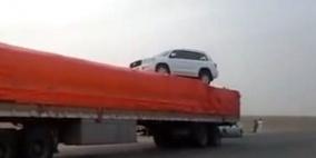 بالفيديو.. سيارة تطير لتستقر على متن شاحنة كبيرة