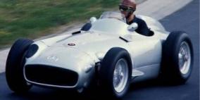 سيارة البطل العالمي فانجيو تباع بمبلغ مالي ضخم