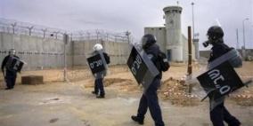 قراقع: اقتحام قسم 12 في نفحة ونقل الأسرى منه لعدة سجون