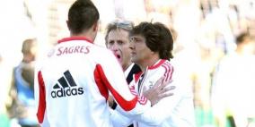 لاعب "هائج" يعتدي على مدربه.. بسبب "تبديله"