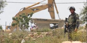 الاحتلال يهدم منزلا و3 بركسات لمنشآت زراعية في العيسوية