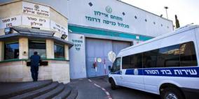 الاحتلال يقرر نقل 50 أسيرا من سجن "ريمون"