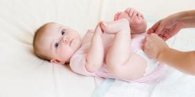 للأم.. 3 طرق سليمة لاستبدال حفاض طفلك