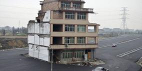 منزل وحيد بوسط الطريق السريع بالصين