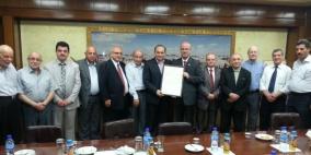 مجلس أمناء تجمع دواوين عائلات الديار النابلسية يهدي وثيقة العهد والانتماء لرئيس "النجاح"