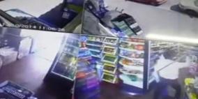 كاميرات ترصد اعتداء 3 مستوطنين على عامل مقدسي