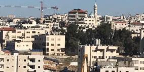 الاحتلال يحاصر مبنى بالقدس ويهدم بركسات في الأغوار
