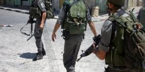 الاحتلال يفتش عدة منازل في بلدة الظاهرية بالخليل