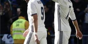 الاداء السيء لبنزيما يثير غضبا داخل غرف الملابس في الريال