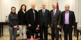 الحمد الله يتسلم دعوة للمشاركة بأطول حوار إذاعي في العالم