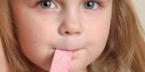 دراسة: مضغ العلكة يسبب الصداع وآلام الشقيقة