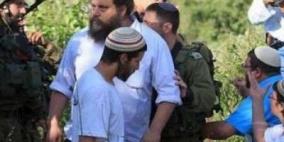 مستوطنون يعتدون على مزارعين في الريحية ويسرقون ثمار الزيتون