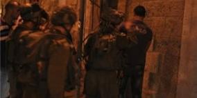 الاحتلال يعتقل 12 مواطنا ويصيب العديد بحالات اختناق في زبوبا