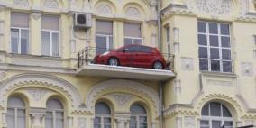 هرباً من الزحام “يصف” سيارته في شرفة منزله