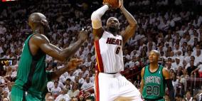 الملك ليبرون جيمس يقود ميامي للفوز على بوسطن