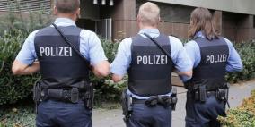 يتصل بالشرطة فيتم القبض عليه