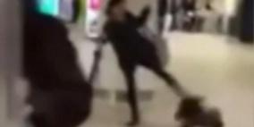 بالفيديو.. أم تركل ابنتها بالحذاء في رأسها