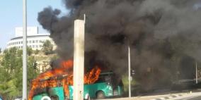 فيديو: اشتعال النيران في حافلة اسرائيلية وسط القدس المحتلة