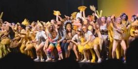 انهيار منصة مكتظة بالأطفال في حفل مدرسي بكاليفورنيا