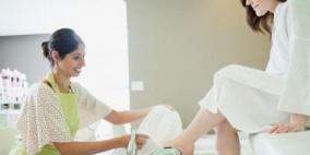 أخصائي أمراض جلدية يقدم نصائح لنعومة القدمين