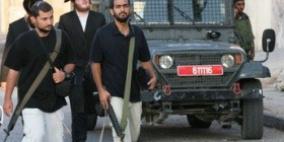 مستوطنون يحطمون أبواب محلات تجارية في الخليل