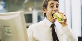 كارثة صحية.. تناول الطعام في المكتب