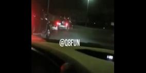 بالفيديو .. كويتي يسقط من سيارة على بعد خطوات من سيارات