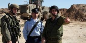 الاحتلال يخطر بهدم وإزالة خزانات لجمع المياه في بيت أمر