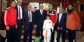 بلدية نابلس تستضيف بطل العالم في الكاراتيه اوكاي اربا