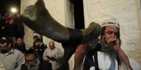 مستوطنون يؤدون طقوسا تلمودية في بلدة عورتا