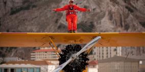 بالصور.. جد تسعيني مقعد في مغامرة فوق جناح طائرة