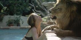 بالصور: في بيتنا أسد.. ينام بجوار ميلاني غريفيث