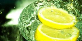 لماذا ينصح الأطباء بشرب كوب من الماء الدافئ مع الليمون صباحا
