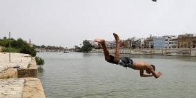 قفز في نهر جارف هرباً من.. نكد حبيبته