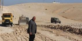 رئيس بلدية يطا يتفقد أعمال الحفريات في شارع خشم الدرج